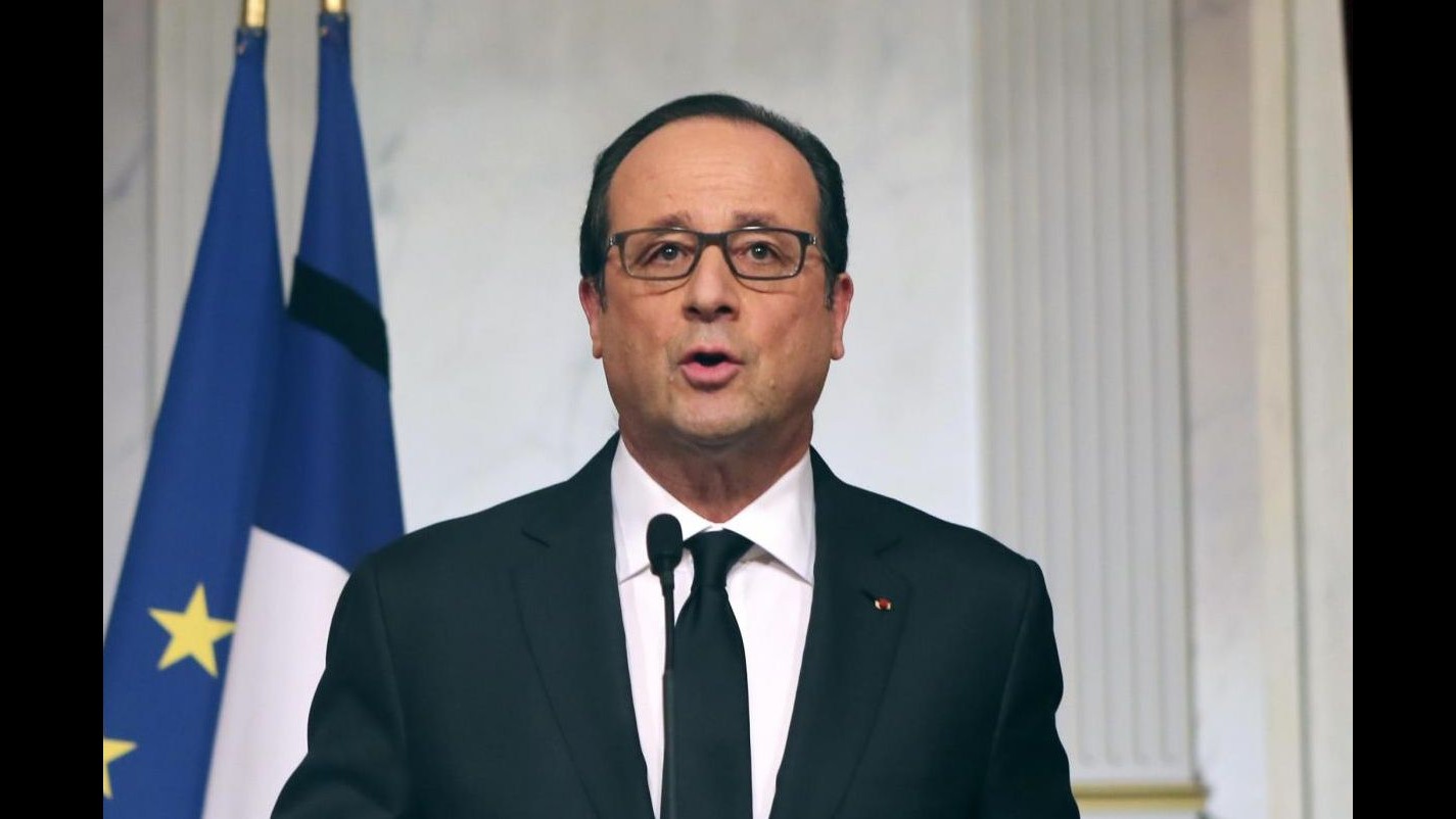Charlie Hebdo, Hollande conferisce legione d’onore a poliziotti uccisi