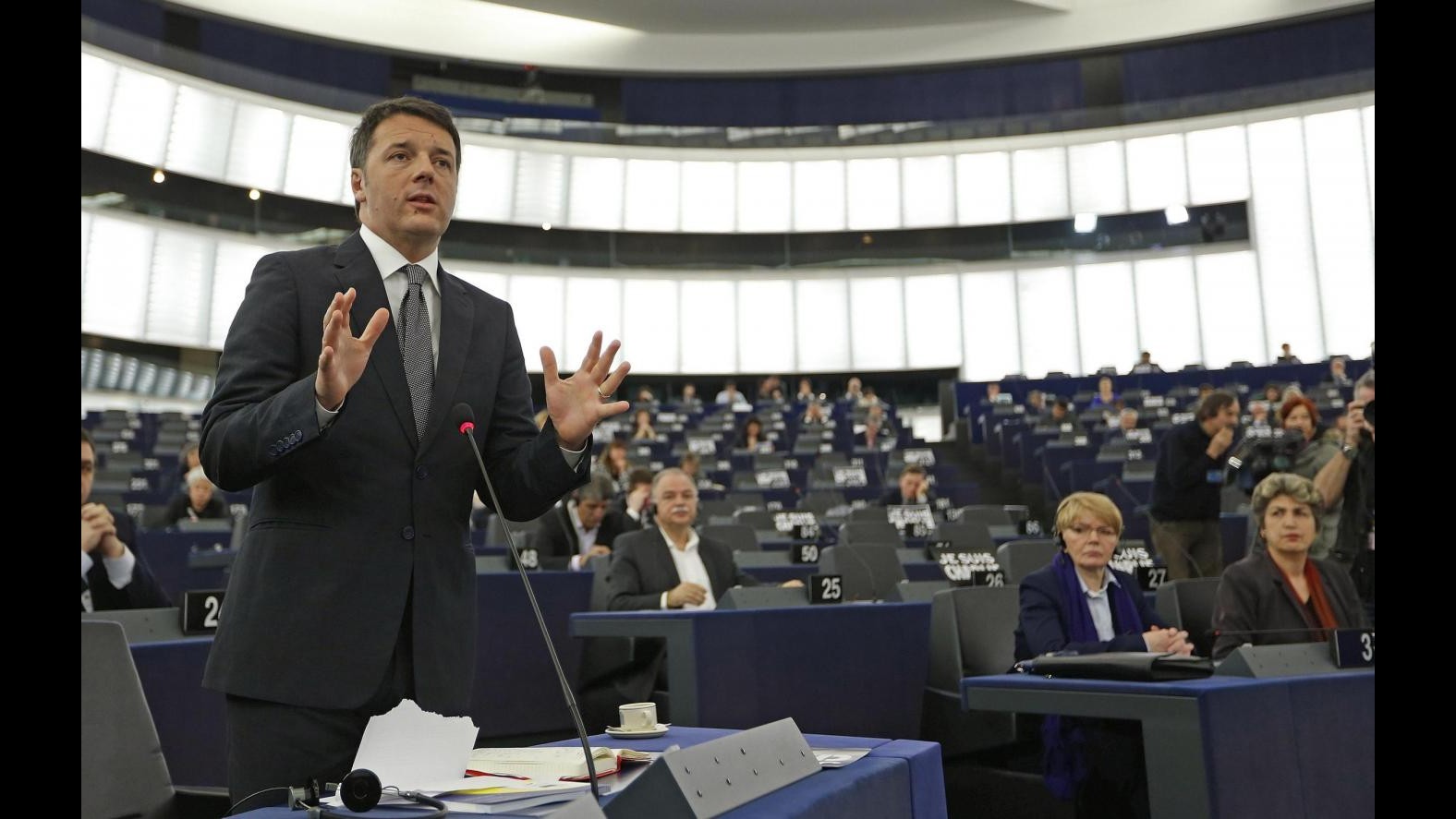Renzi a Strasburgo: O l’Europa cambia o diventa fanalino di coda. Il saluto a Napolitano