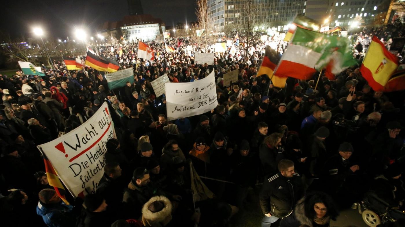 Migliaia marciano con Pegida a Dresda contro islam
