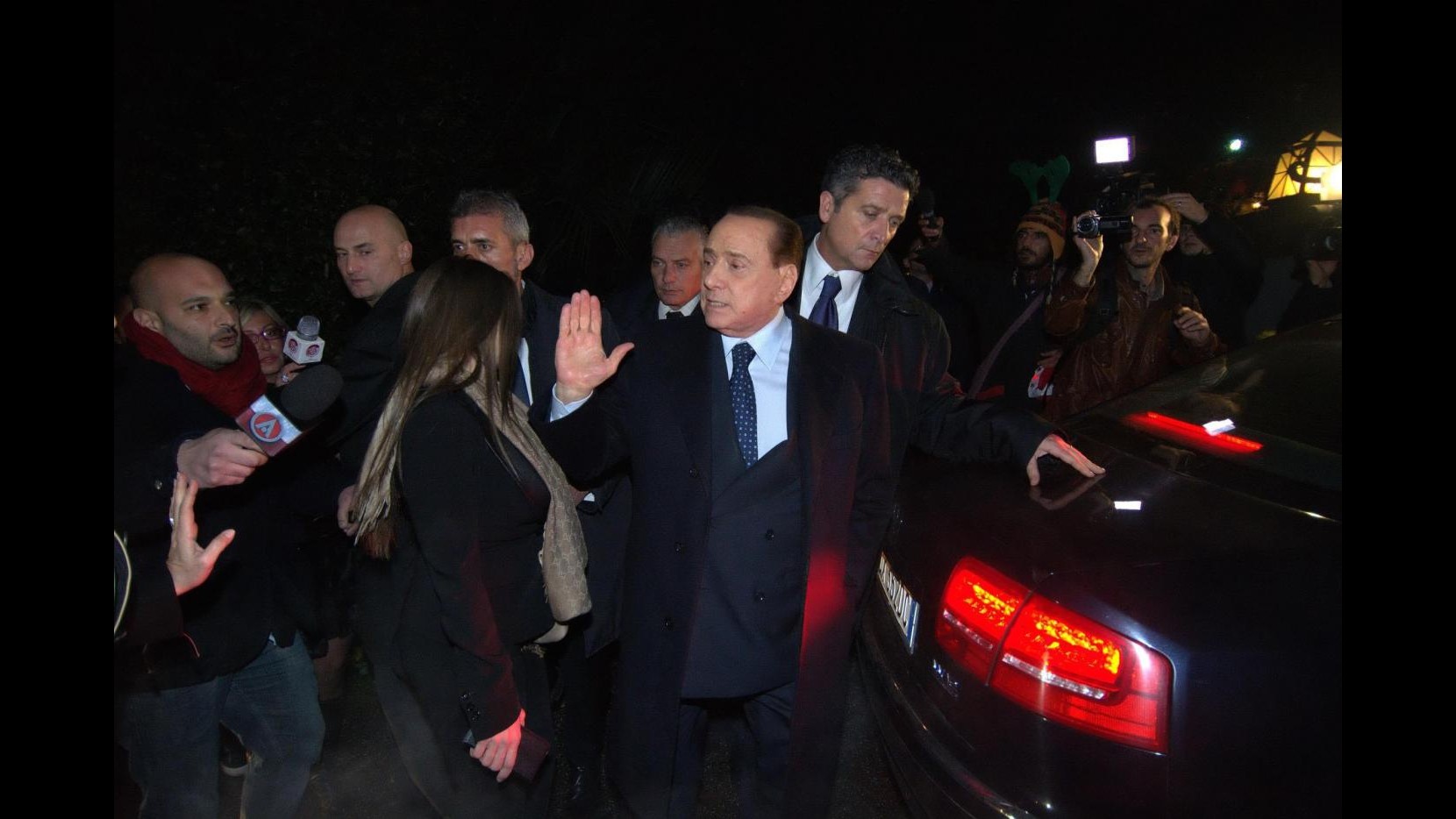 Berlusconi: Chi vuole vivere qua accetti nostre regole. Sì a truppe di terra contro Isis