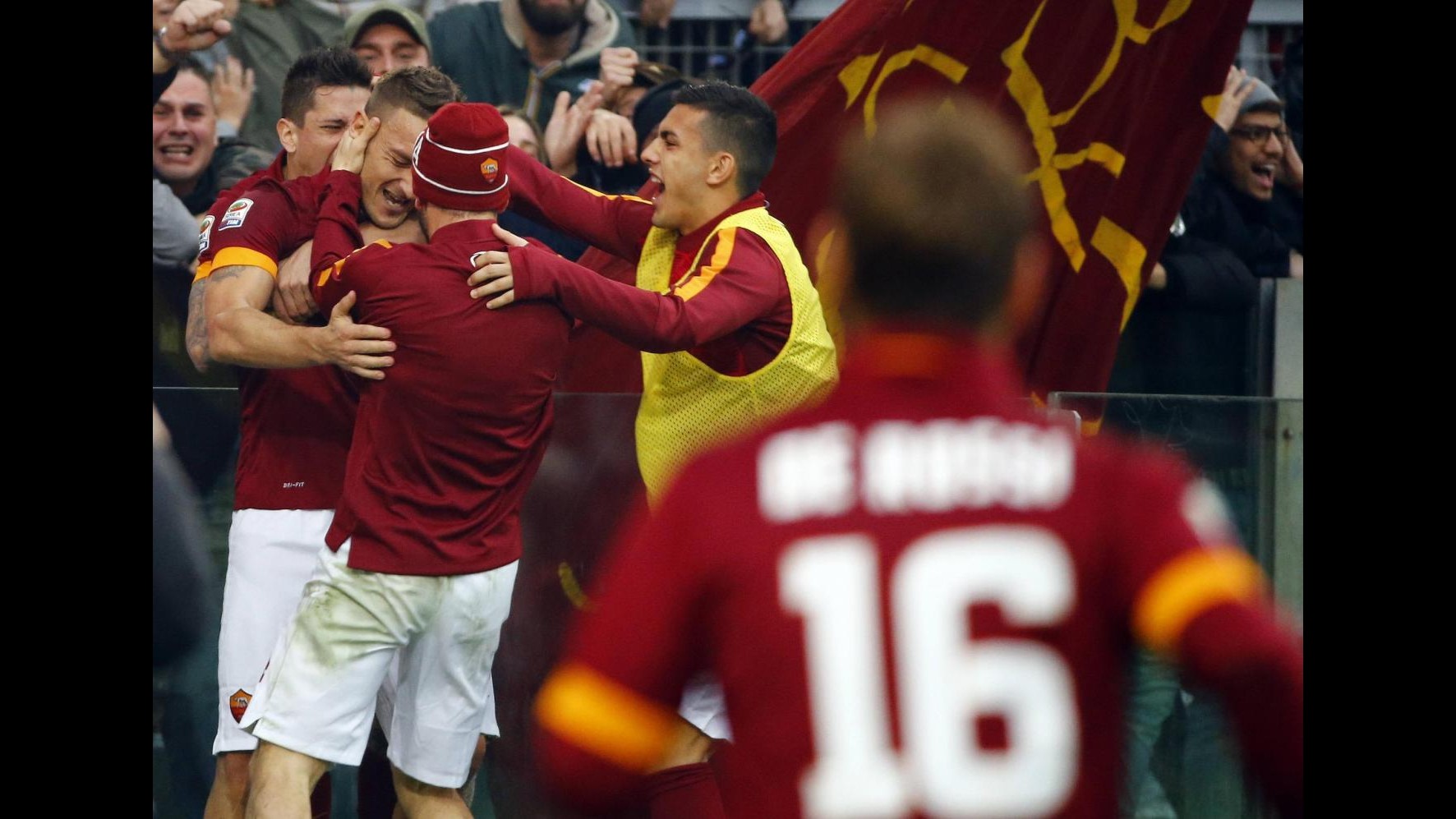 Calcio, Roma-Lazio: sequestrate armi da guerra per scontri post derby