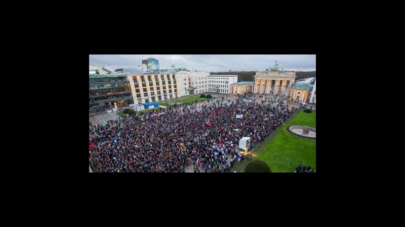 Charlie Hebdo, 18mila manifestano a Berlino davanti ambasciata Francia