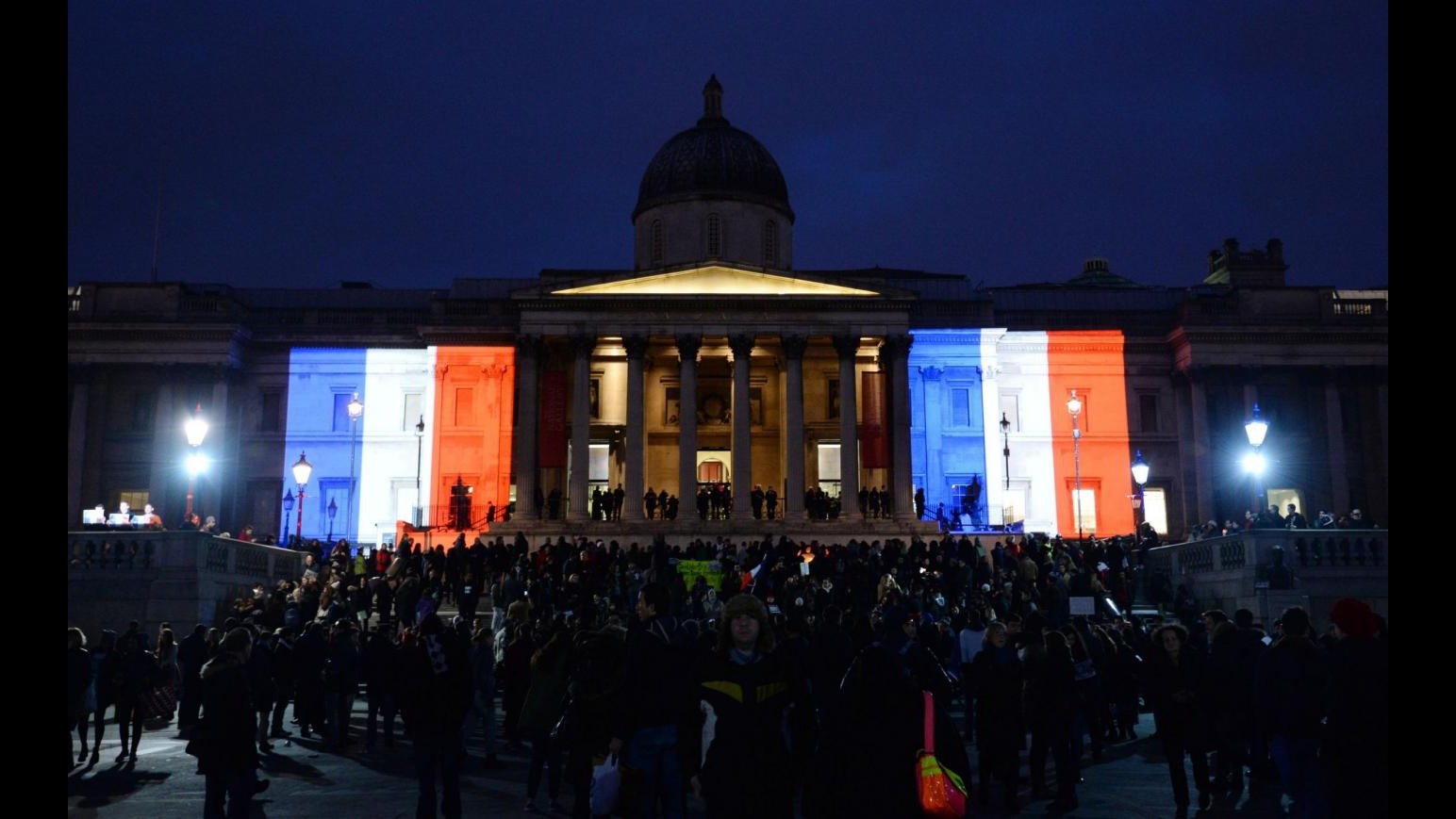 Charlie Hebdo, a Londra colori bandiera Francia in luoghi simbolo