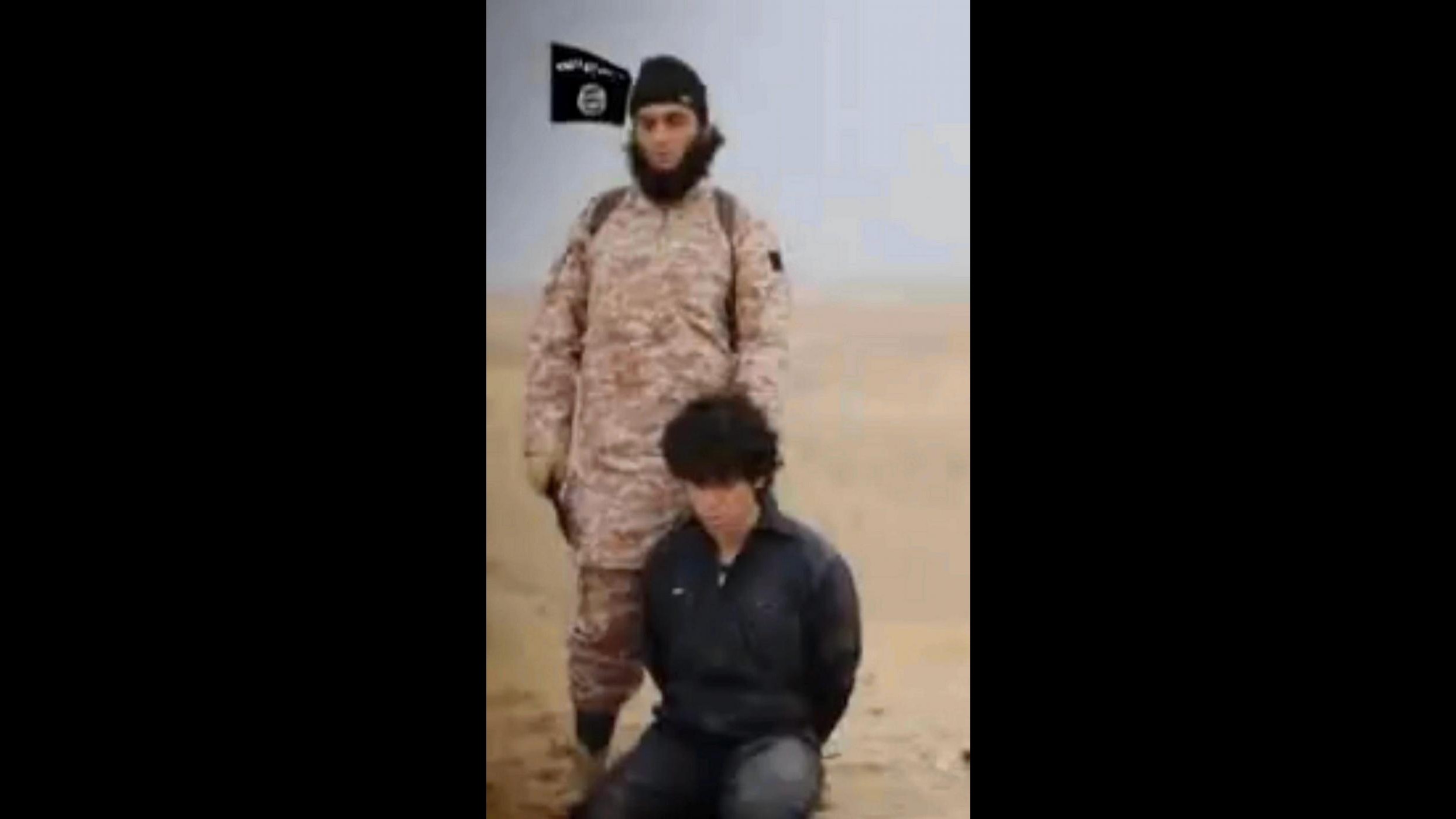 Isis, video: talebani decapitano soldato e giurano fedeltà a Califfo