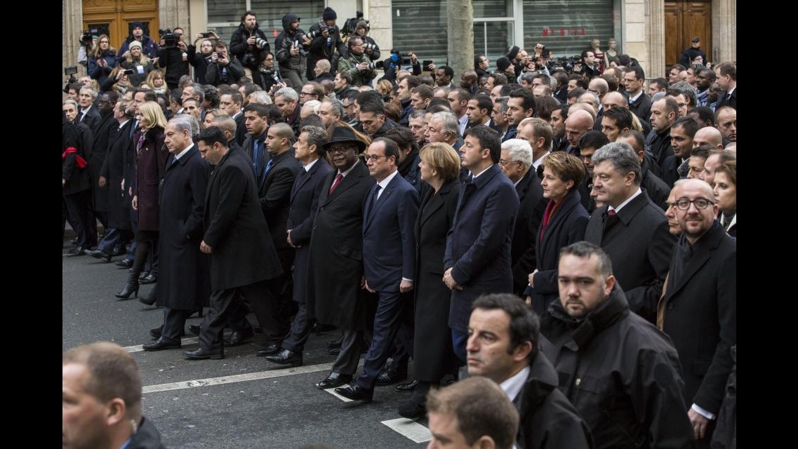 Charlie Hebdo, a Parigi corteo senza precedenti. Capi di governo manifestano a braccetto