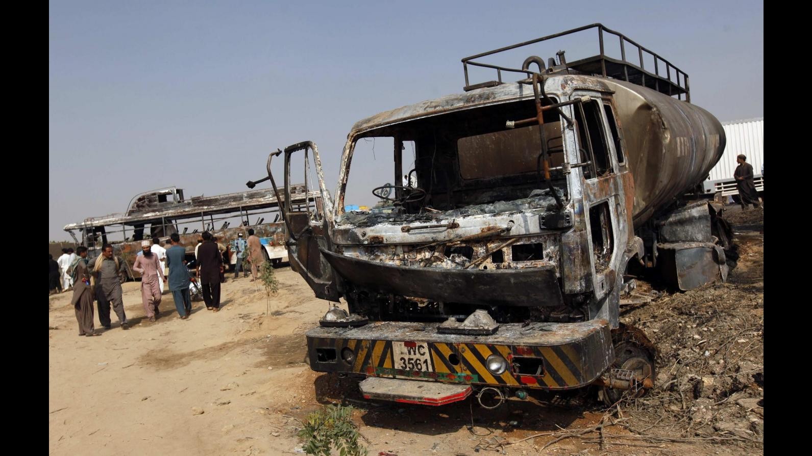 Pakistan, scontro tra pullman e camion-cisterna: 57 morti