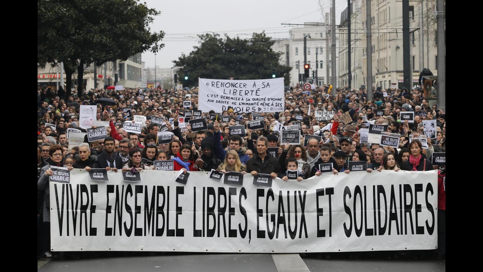 Charlie Hebdo, 700mila in piazza in Francia in attesa della grande marcia di Parigi