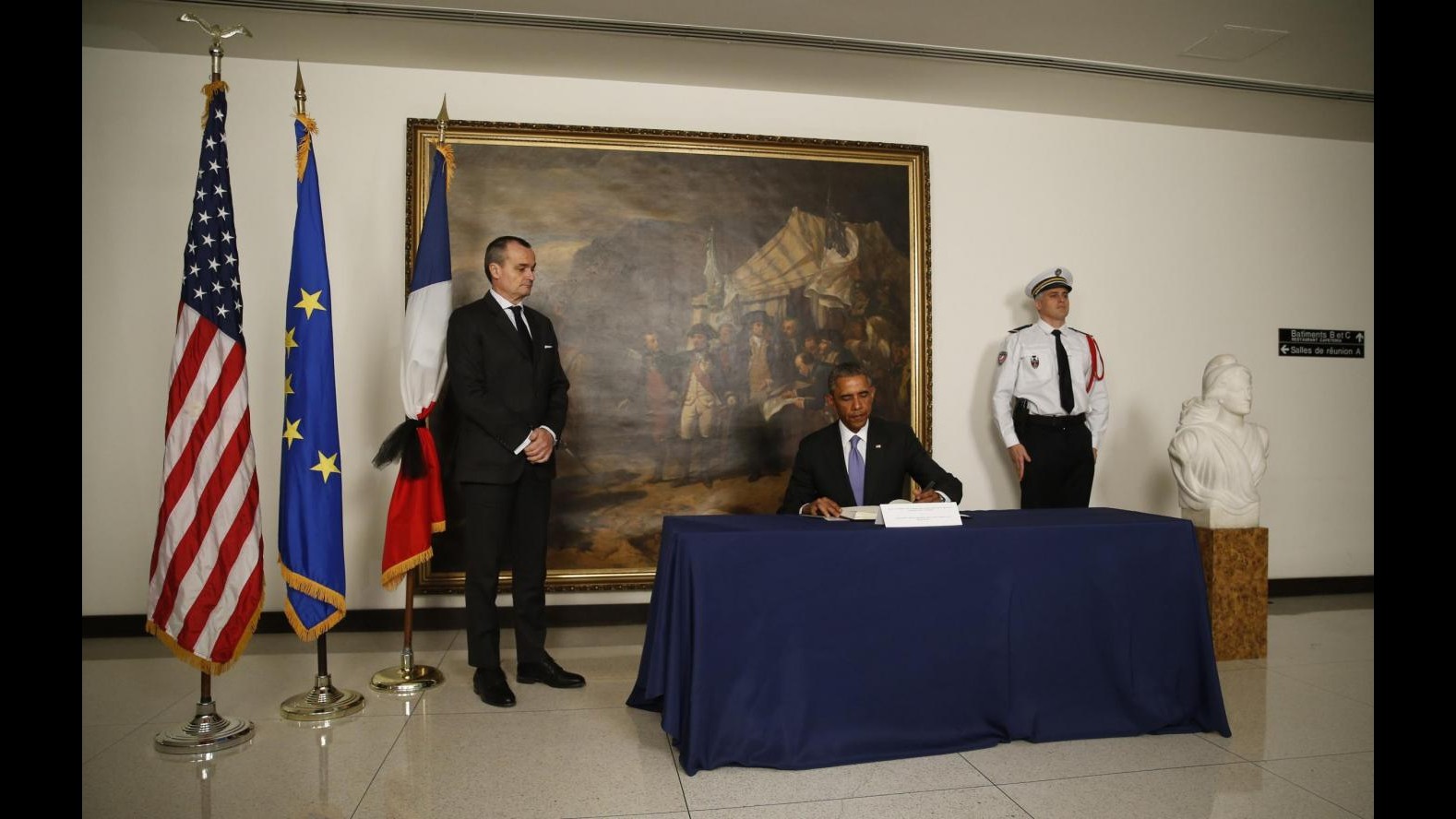 Charlie Hebdo, Obama firma libro condoglianze in ambasciata francese