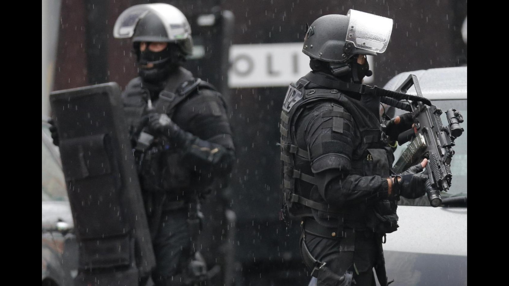 Charlie Hebdo, massima allerta estesa in Piccardia, ricerche a Corcy