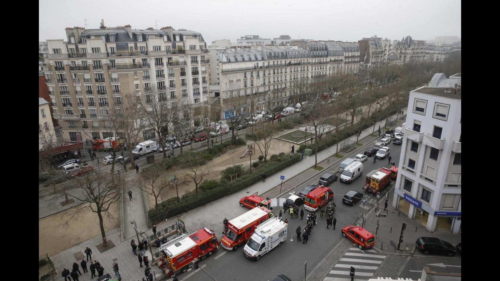 Charlie Hebdo, fiori, candele e ritratti vittime vicino a sede giornale