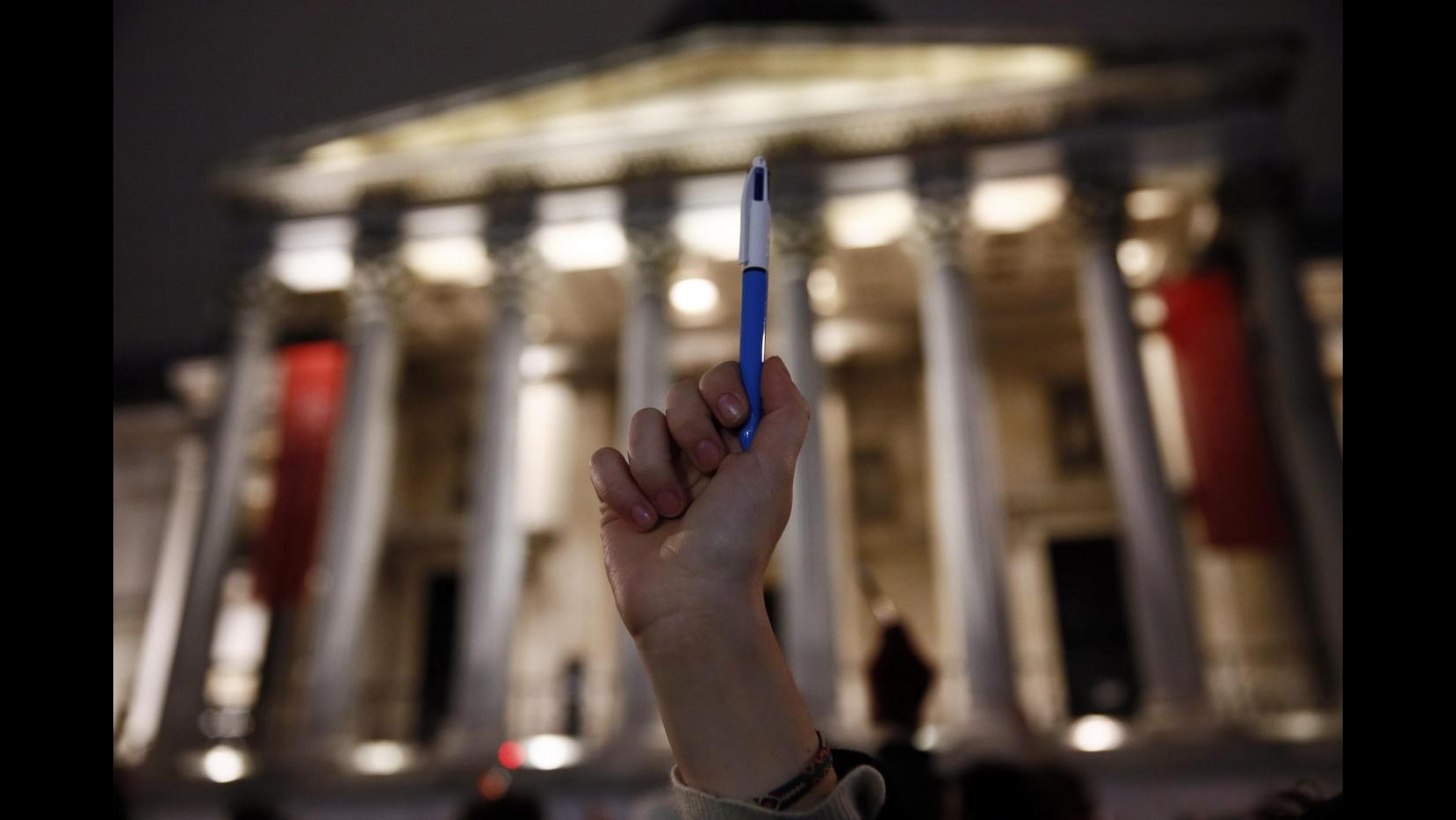 Charlie Hebdo, bandiere a mezz’asta davanti a sede Commissione europea