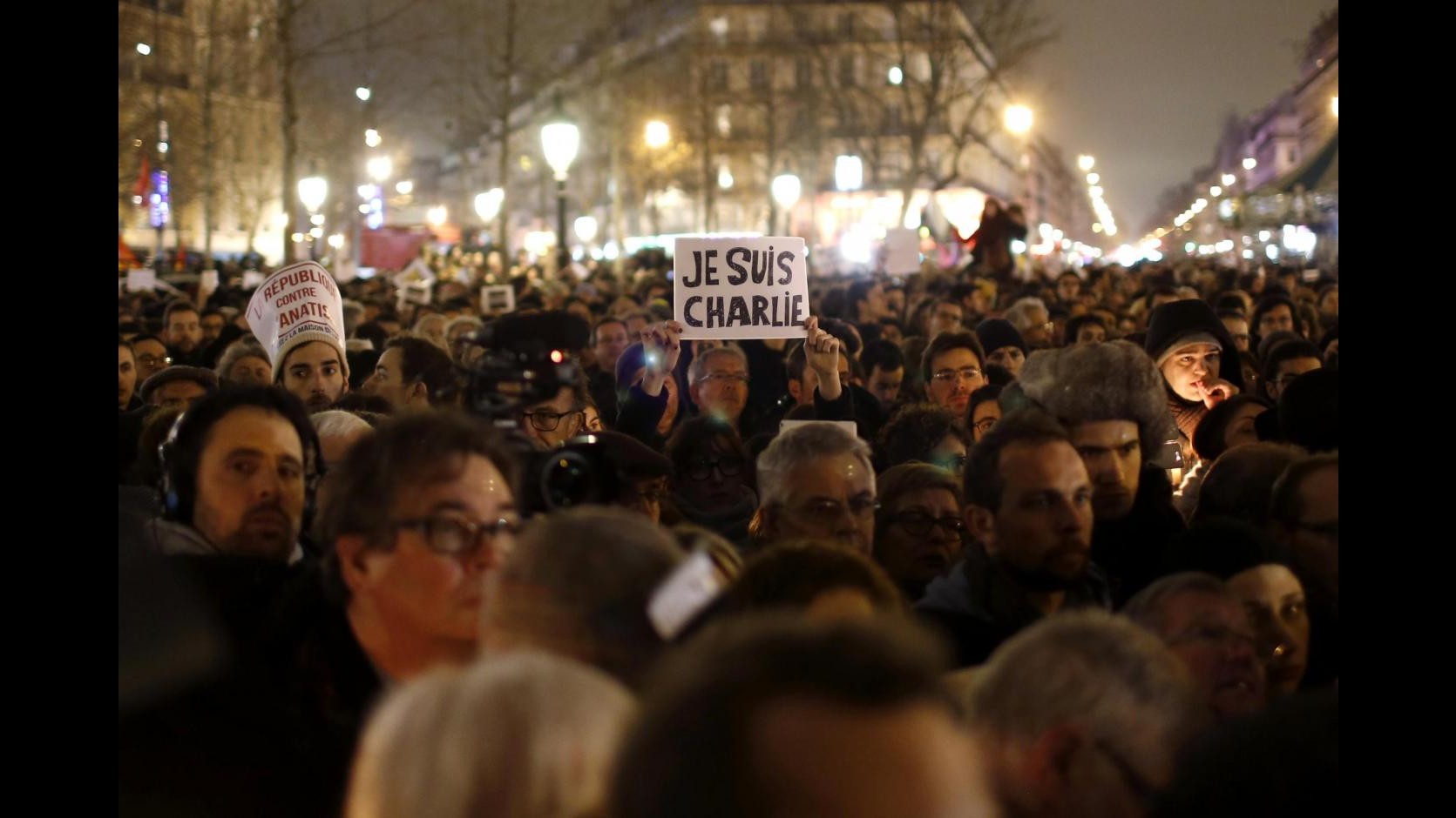 Charlie Hebdo, stampa francese in lutto, rende omaggio alle 12 vittime