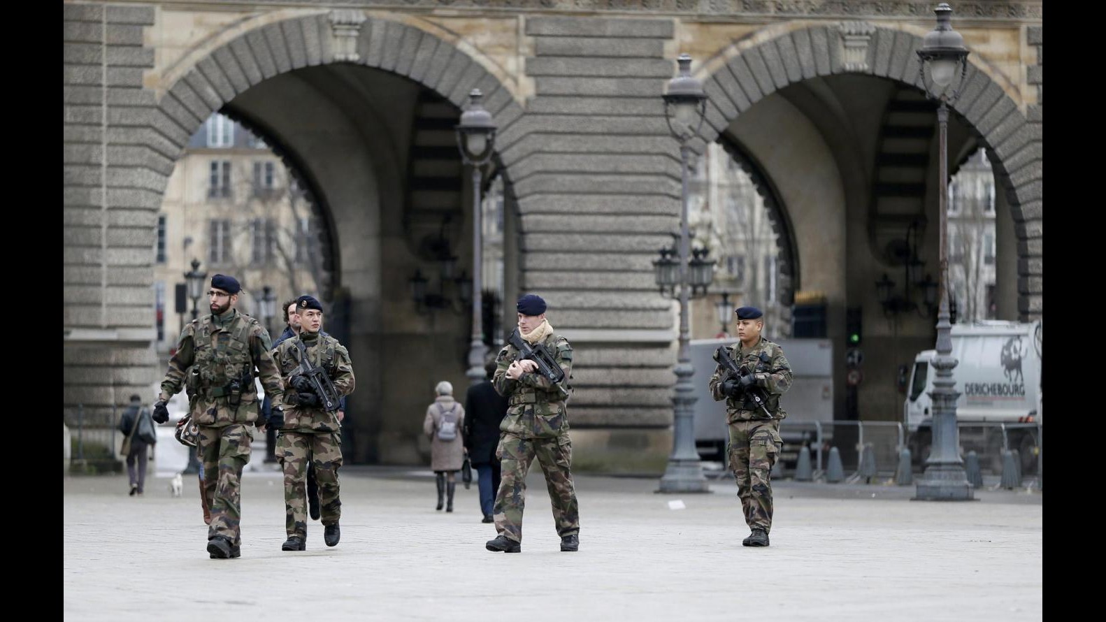 Charlie Hebdo, amico difende 18enne fermato: Era a scuola, non a Parigi