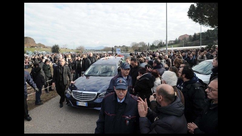 Pino Daniele, folla per l’ultimo saluto ai funerali a Roma