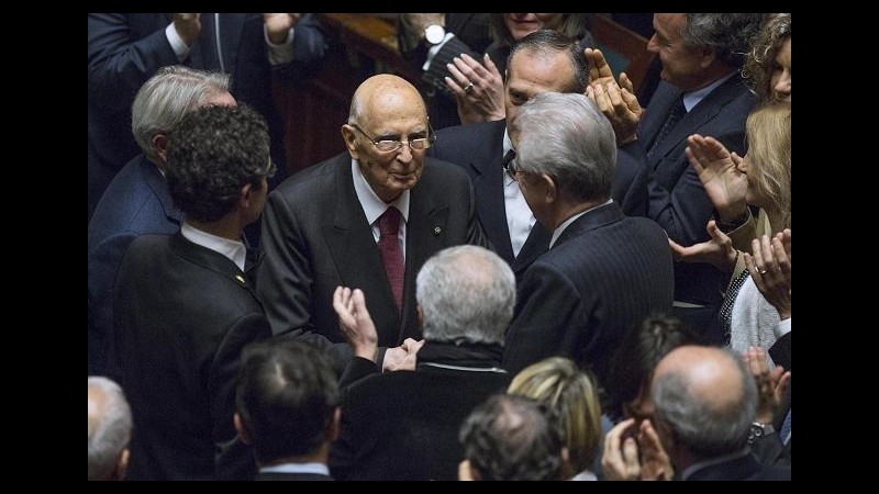 Quirinale, Napolitano vota tra applausi: Contento per qualunque successore