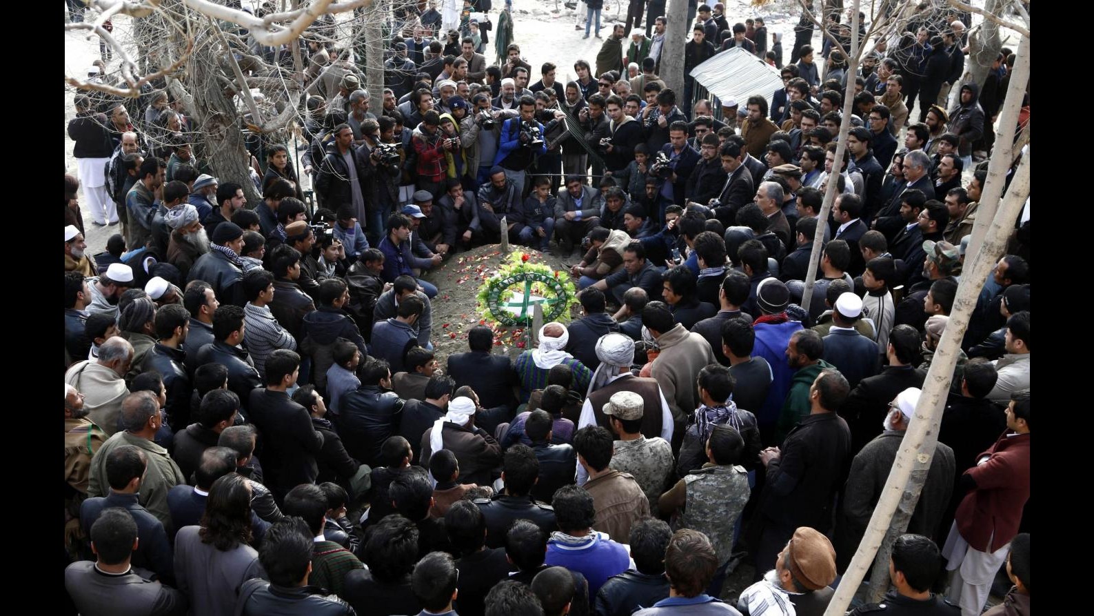 Afghanistan, 2 morti e 20 feriti dopo attacco suicida a funerale