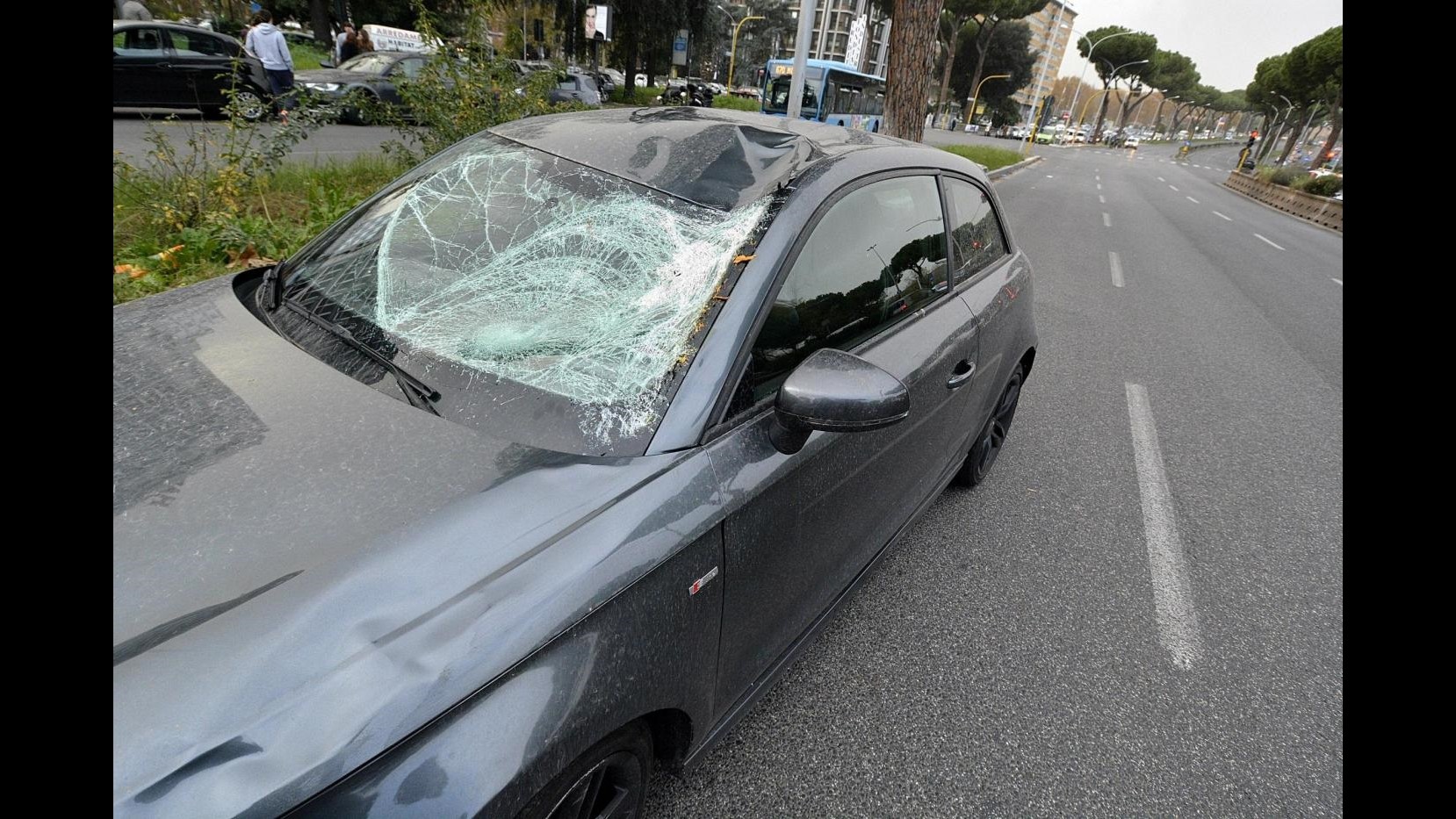 Napoli, baby gang forza posto di blocco e travolge auto con carabiniere