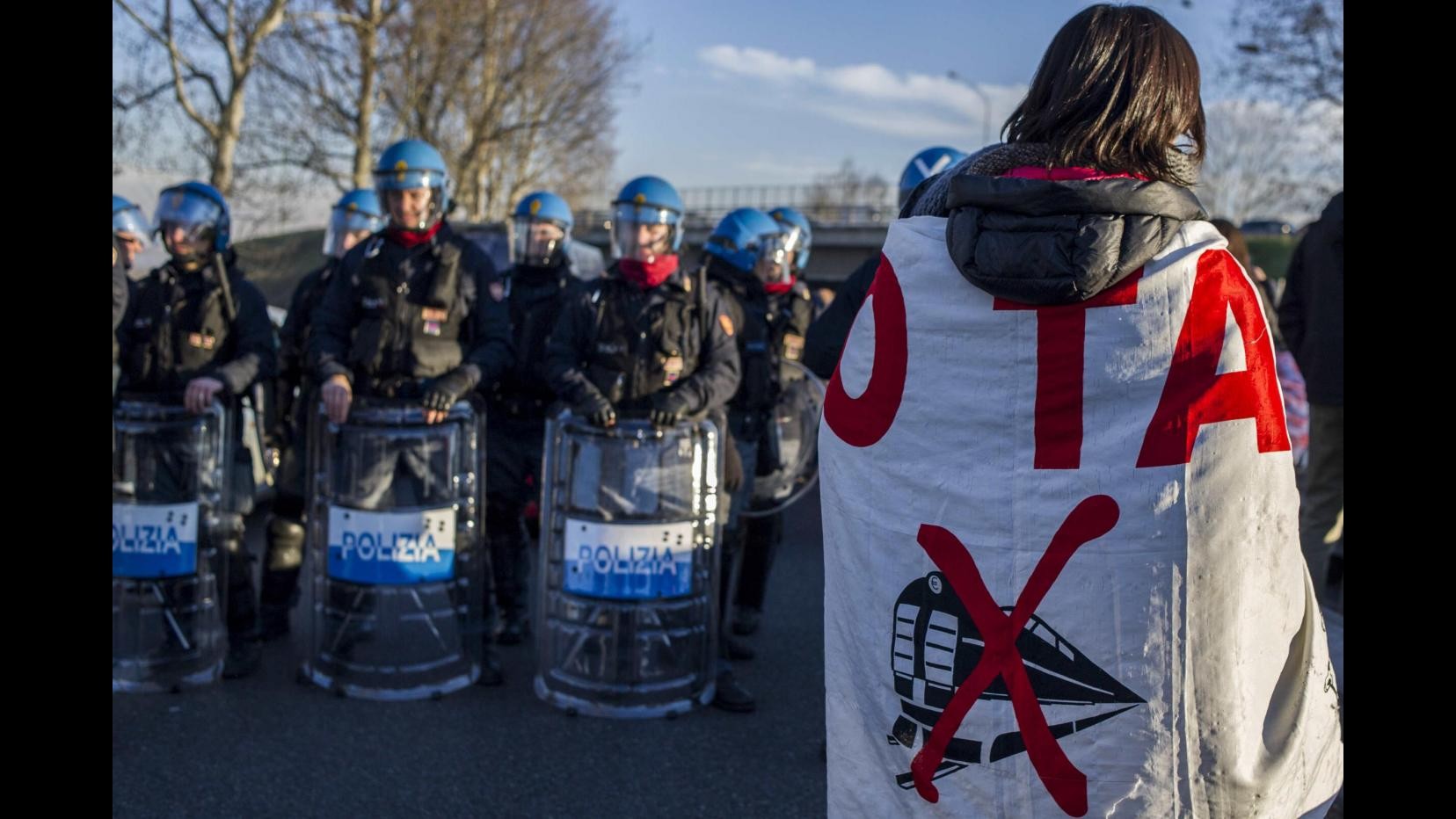 Tav, manifestanti bloccano statale e autostrada. Tensioni con forze dell’ordine