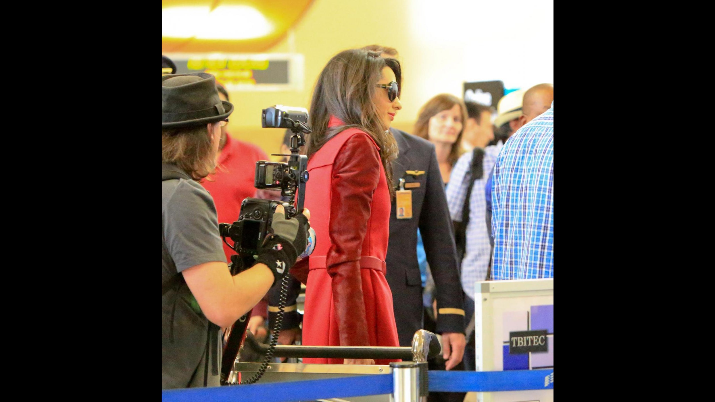 Amal Clooney regina di stile all’aeroporto senza il suo George