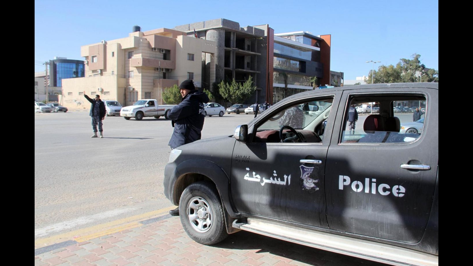 Libia, polizia: Assalitori hotel Tripoli potrebbero avere ostaggi