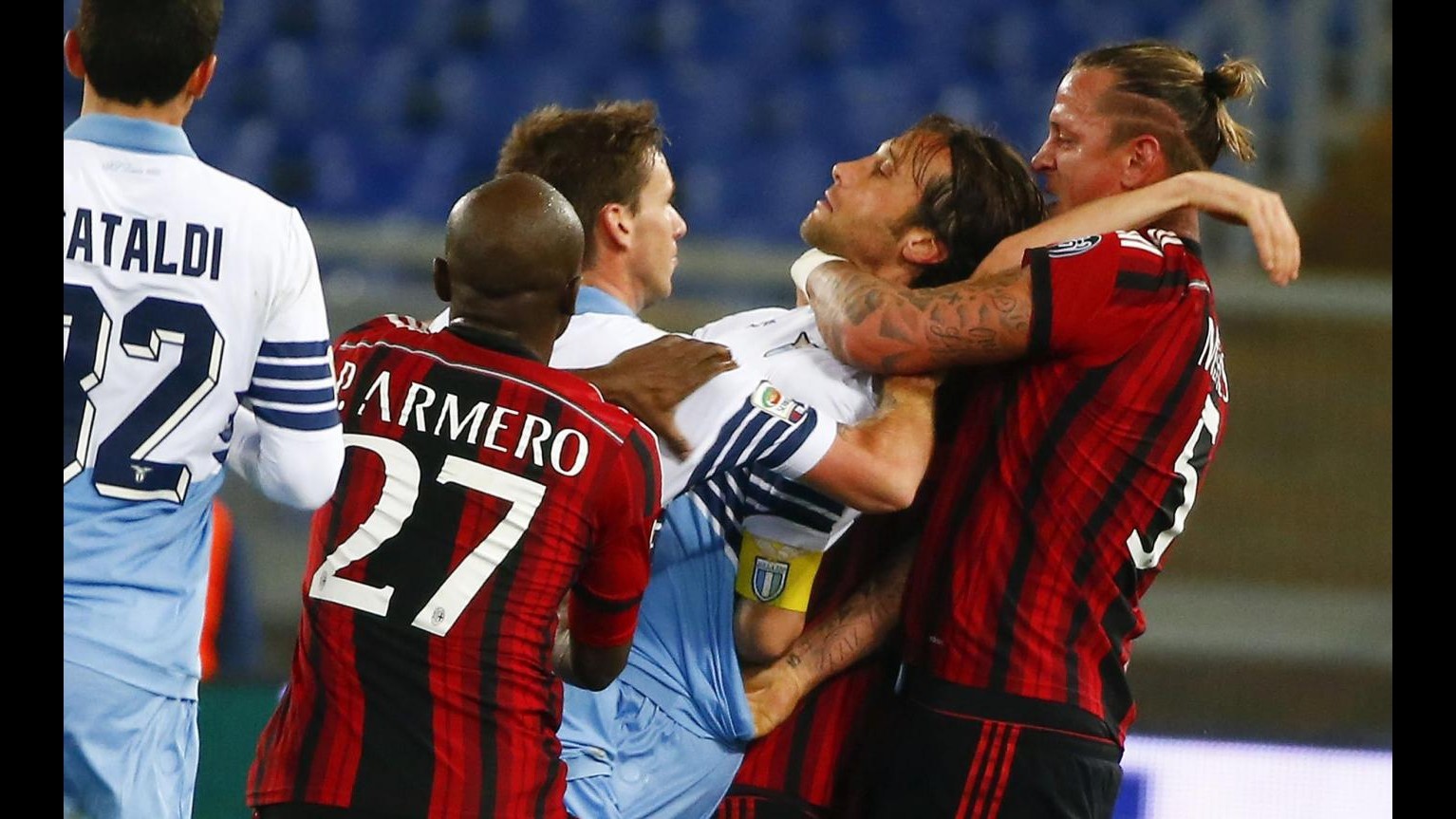 Milan, mano pesante del Giudice Sportivo: 4 turni a Mexes per aggressione a Mauri