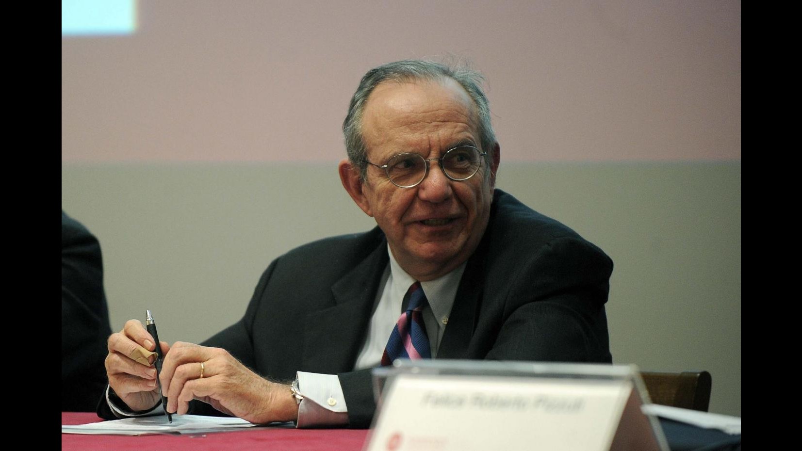 Ue,Padoan: Italia non sta violando regole,politica bilancio solida