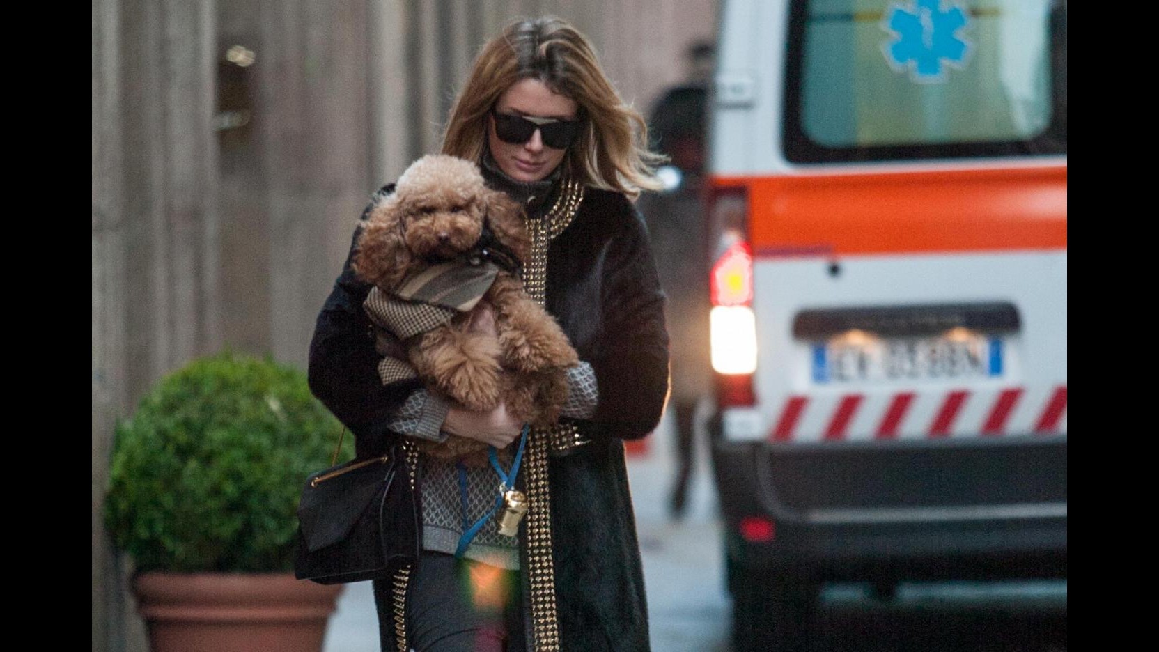 Elena Barolo passeggia per Milano con cagnolino Whisky…in braccio