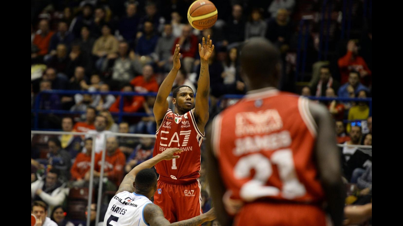 Basket, Serie A: Milano travolge Cremona 94-61 nell’anticipo, Ragland e Gentile super