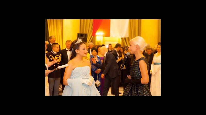 Diciottenne barese diventa Cenerentola per un giorno a ballo delle debuttanti di Milano