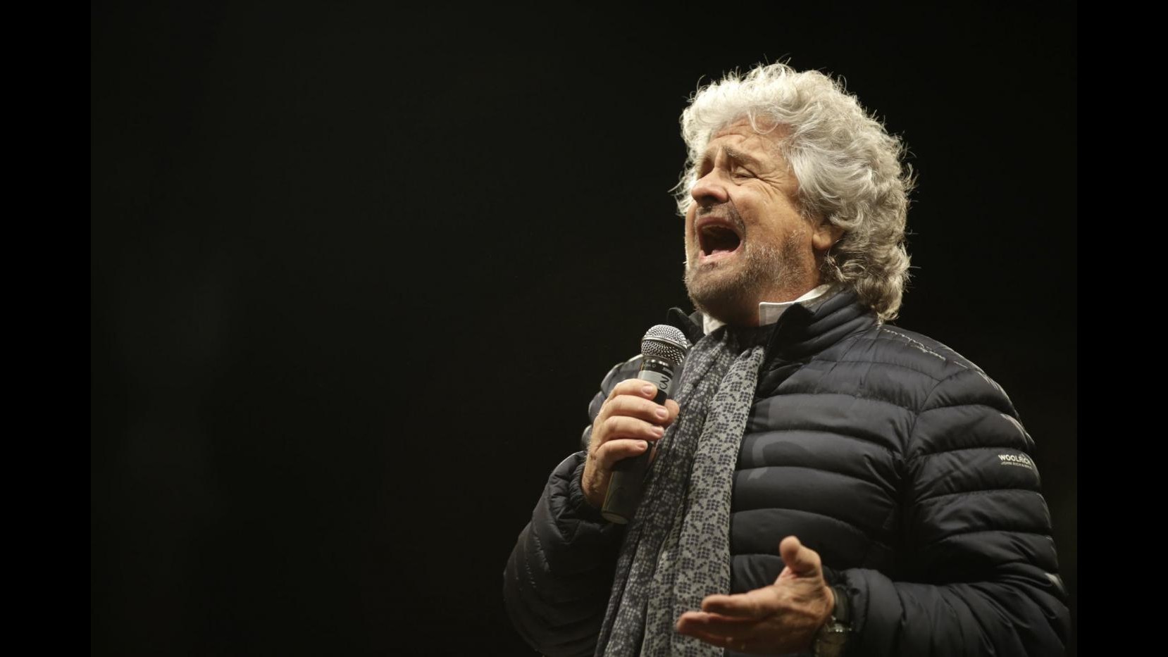 Quirinale, Grillo: Renzi buffoncello, non dice i nomi nemmeno al Pd