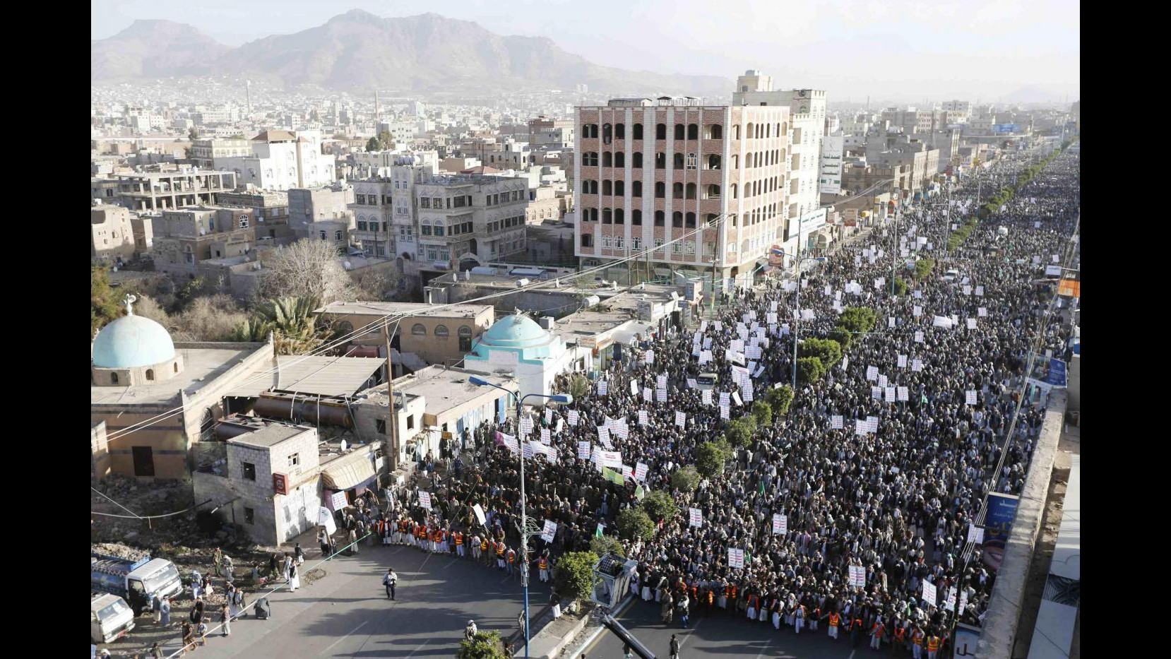 Yemen, migliaia in piazza contro Houthi: ribelli irrompono, un ferito