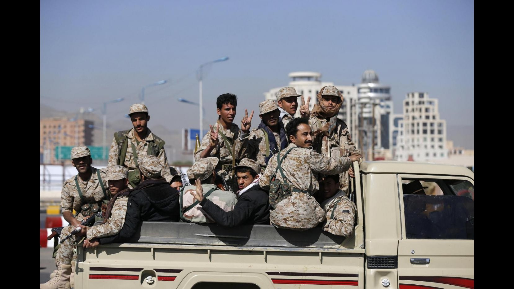 Yemen, Houthi accerchiano Parlamento ed erigono barricate nelle strade