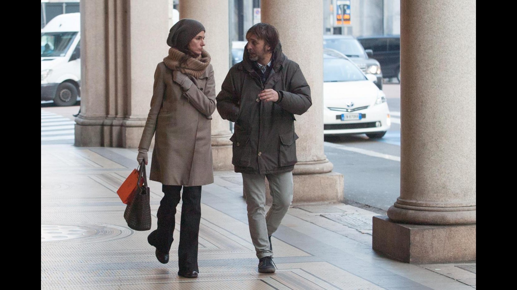 Anna Valle sfida il freddo di Milano, shopping in via Montenapoleone