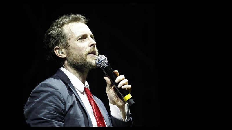 Jovanotti: Renzi non perda tempo a parlare di gufi, è momento di fare