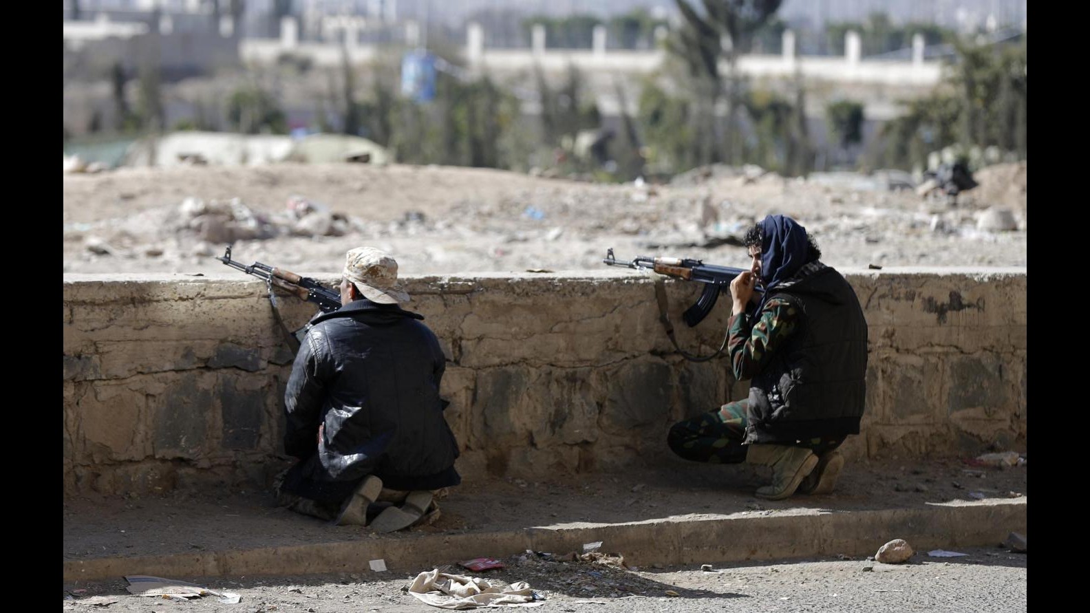 Yemen, spari contro convoglio primo ministro: nessuno ferito