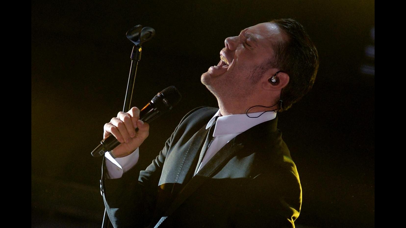 Sanremo, folla di fan per l’arrivo di Tiziano Ferro