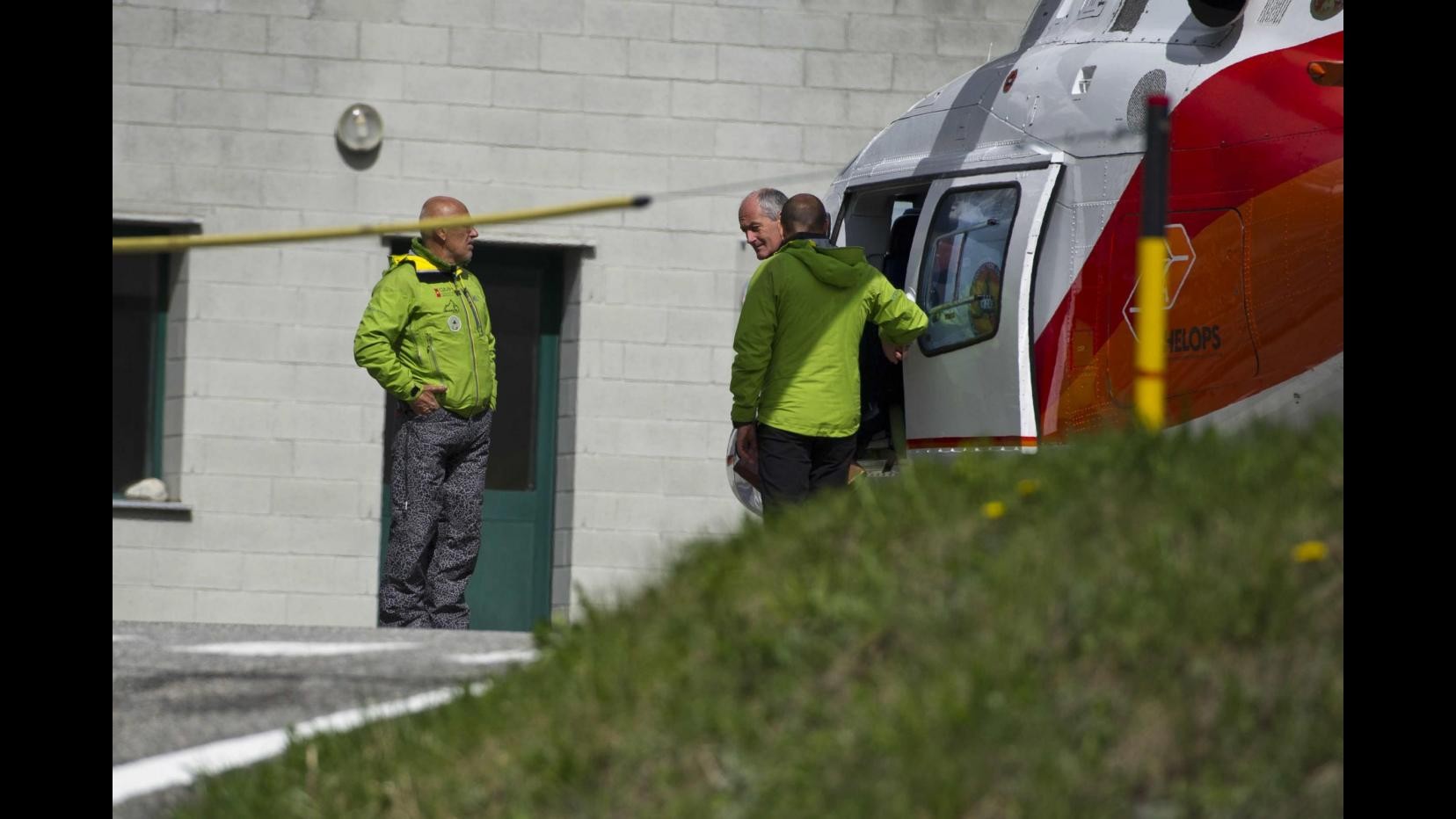 Valle d’Aosta, cade elicottero in Val Grisenche: pilota ferito