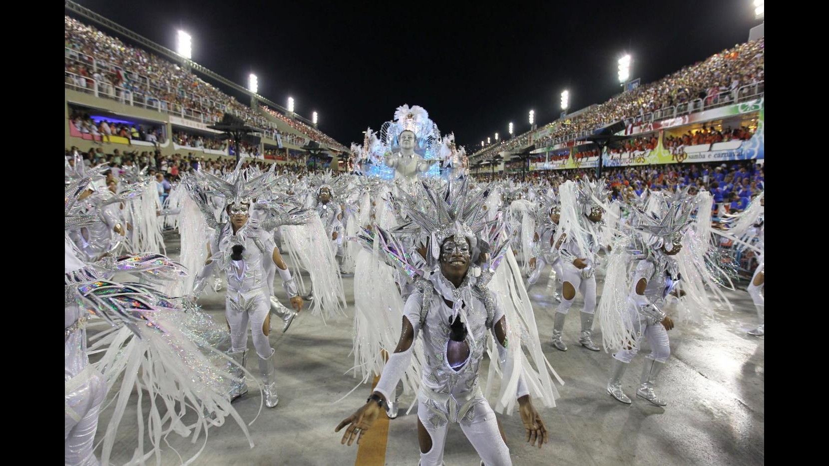 Brasile, Rio scalda i motori per la sfilata conclusiva del Carnevale