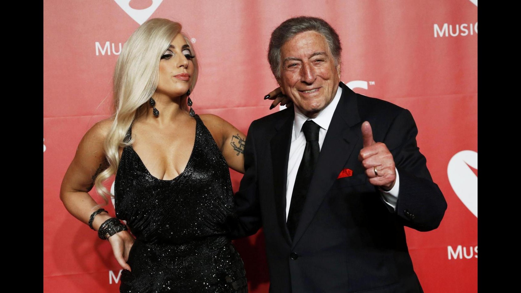 Lady Gaga sexy a Los Angeles: a cena con Tony Bennet in abito Versace