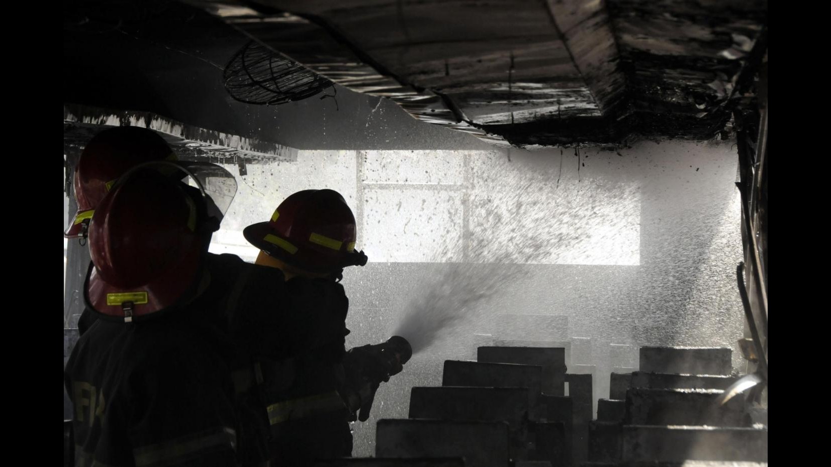 Bangladesh, opposizione tira bombe incendiarie su bus e camion: 9 morti
