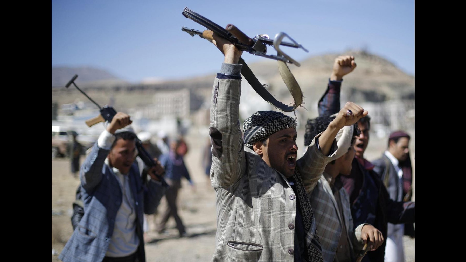 Yemen, gruppo ribelle sciita Houthi scioglie Parlamento