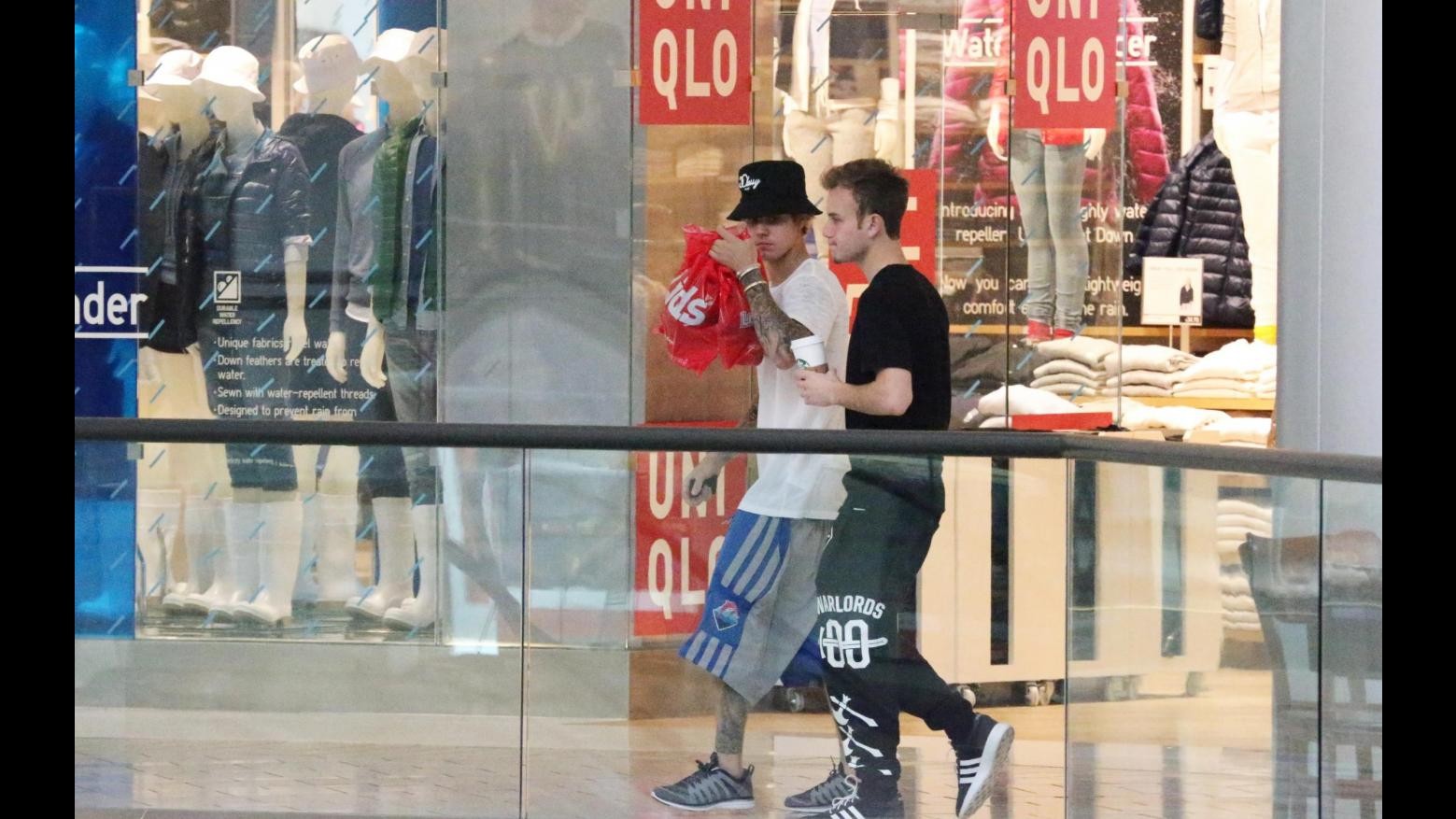 Justin Bieber fa shopping con gli amici al Beverly Center