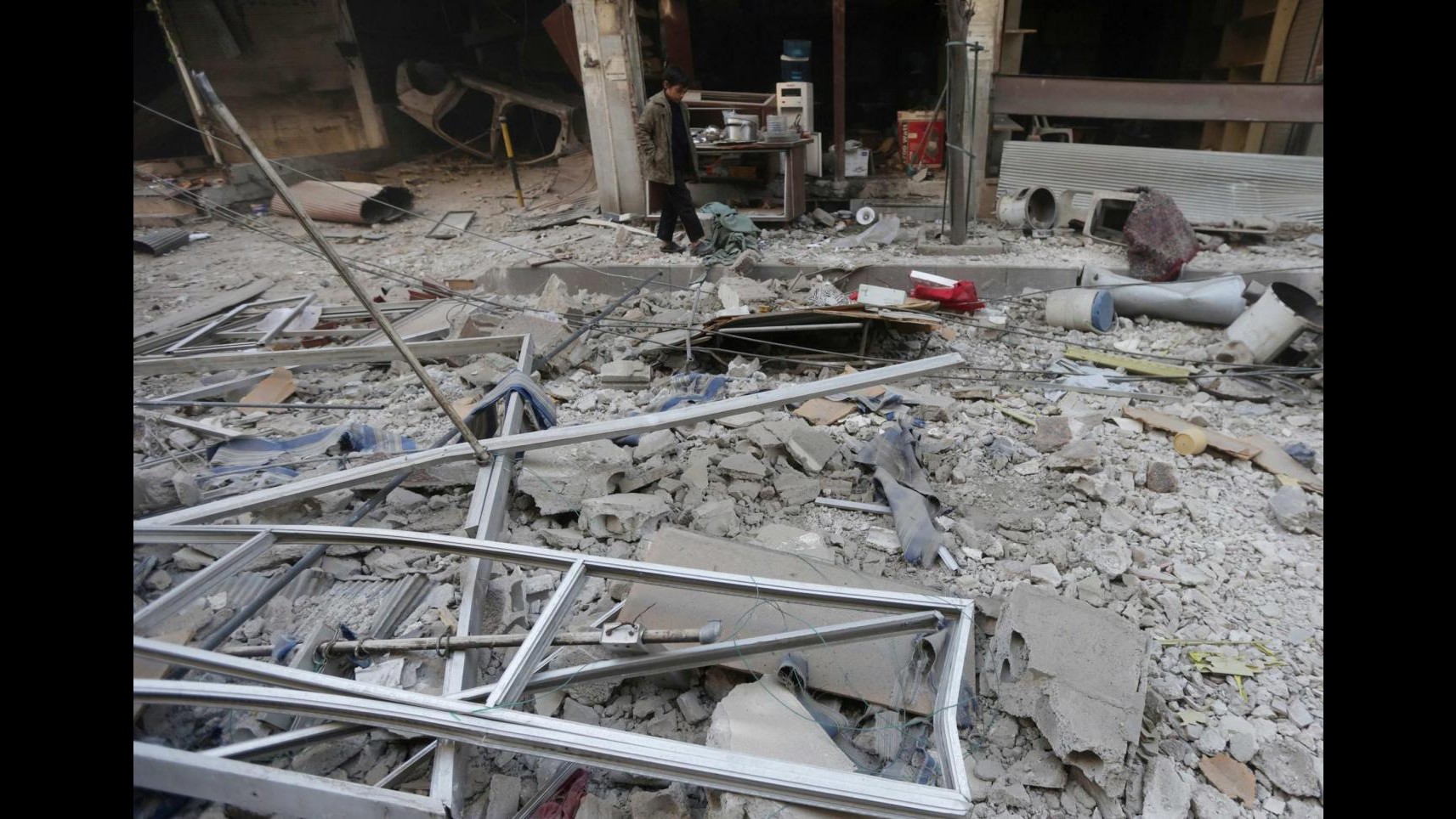 Siria, raid notturni del governo a est Damasco: 82 morti, 18 sono bimbi