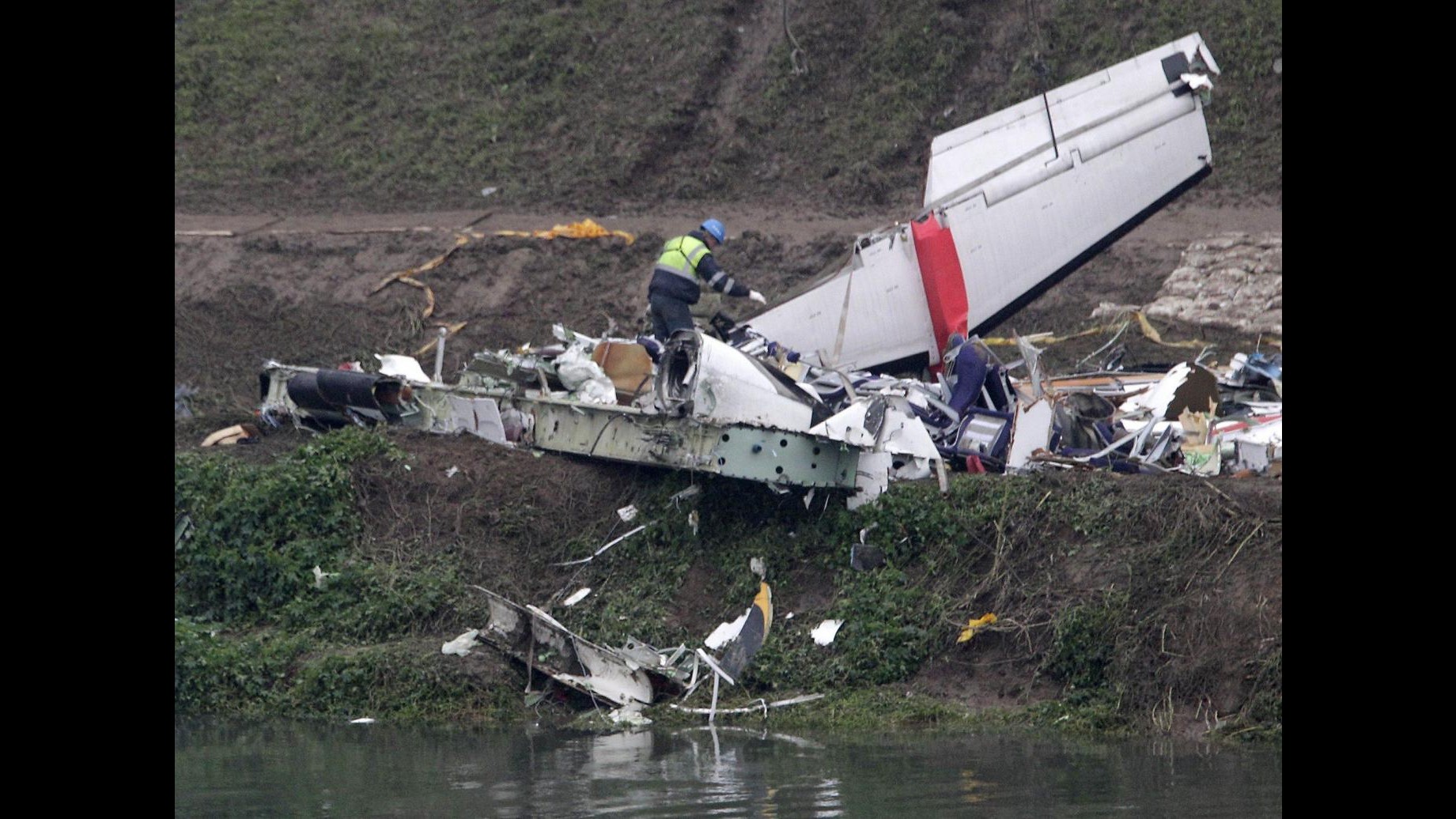 Taiwan, corpo pilota aereo TransAsia trovato con mani sulla cloche