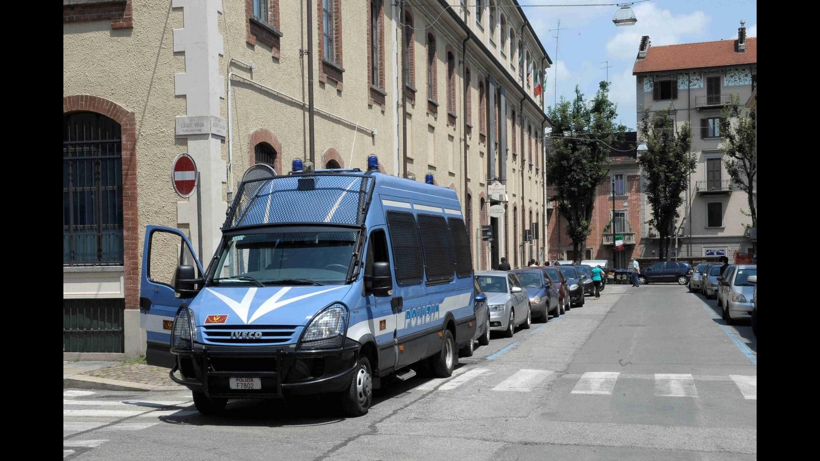 Firenze, ruba limoncello e poi aggredisce dipendente market: arrestato