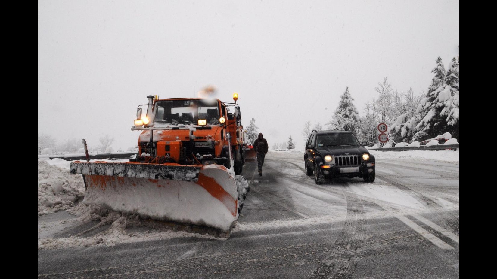 Piemonte, nevica: scuole chiuse a Cuneo e strade bloccate in astigiano