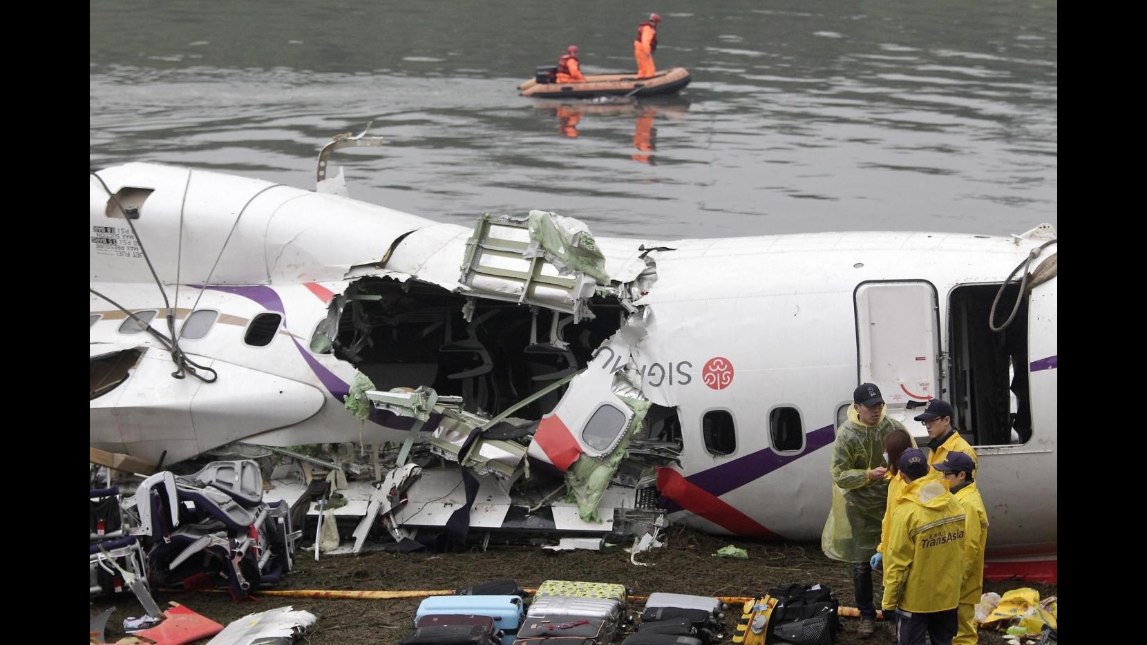 Taiwan, cambia posto prima di volo: famiglia sopravvive a schianto aereo
