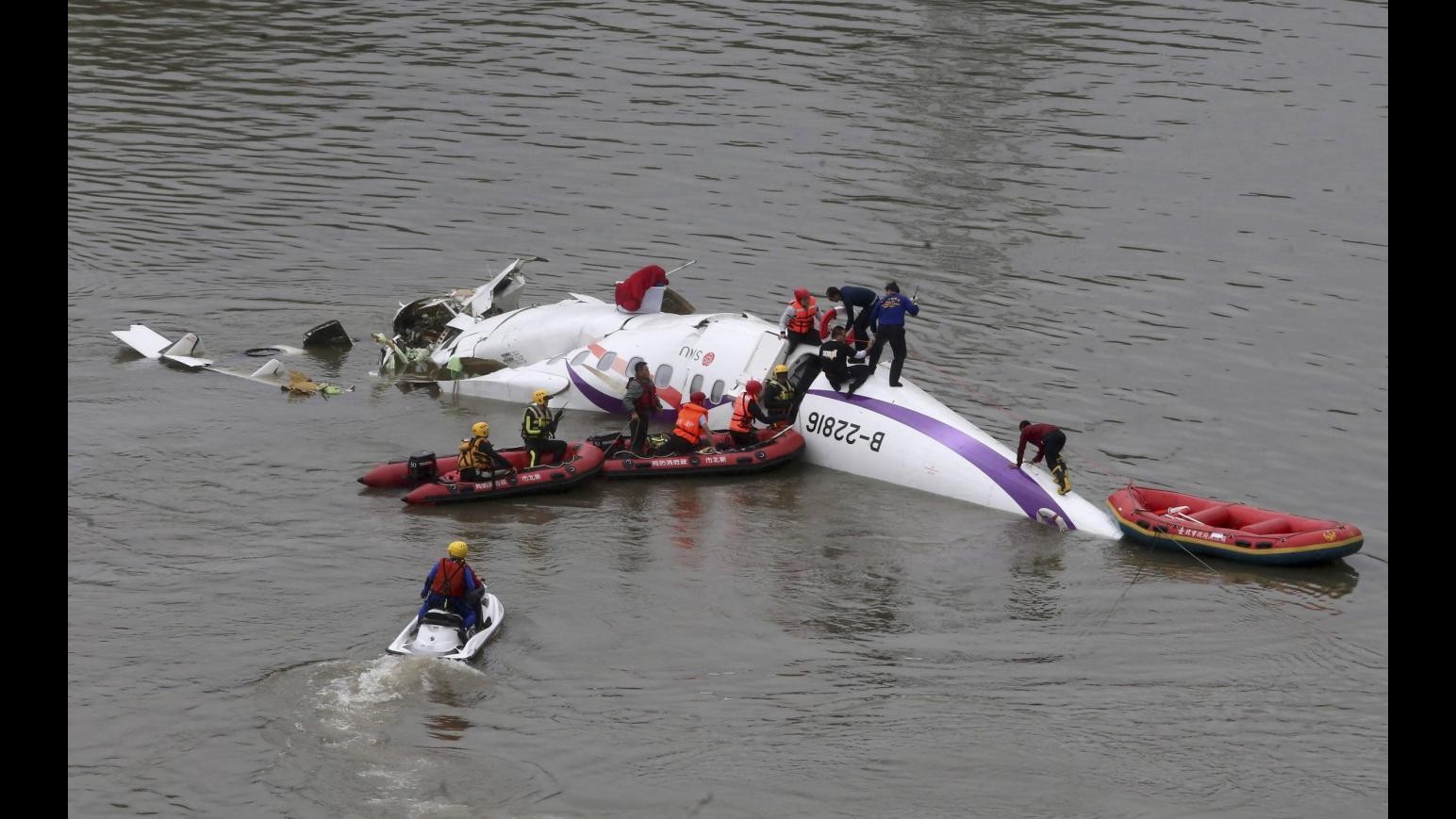 Taiwan, schianto aereo: almeno 13 i morti, 3 feriti in condizioni critiche