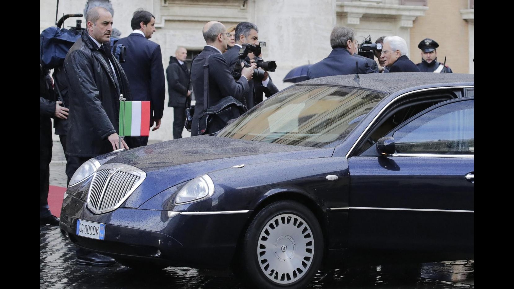 Quirinale, frecce tricolori all’Altare Patria, folla: Auguri presidente