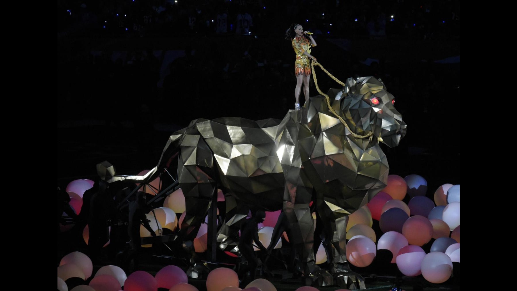 Katy Perry fra leoni e squali infiamma il pubblico del Superbowl